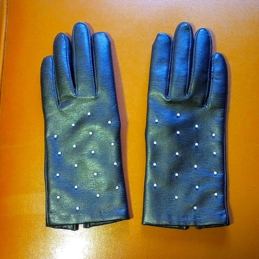 Black gloves with pearls